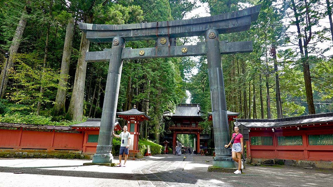 Tori de piedra en la entrada de un templo de Nikko