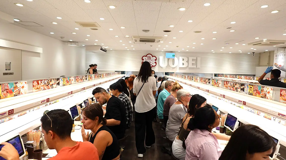 Interior de un restaurante de sushi de Tokio