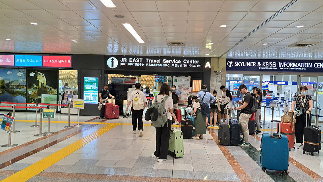 Exterior de la oficina JR Pass en el aeropuerto de Tokio.