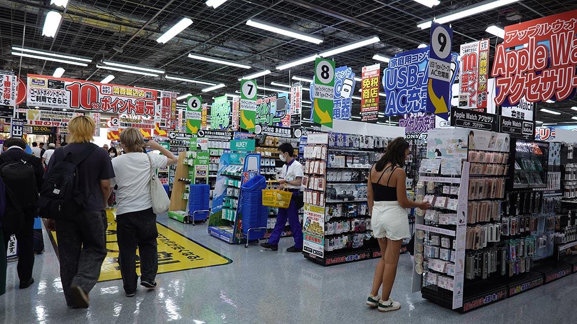 Interior de una tiendas de electrónica en Akihabara
