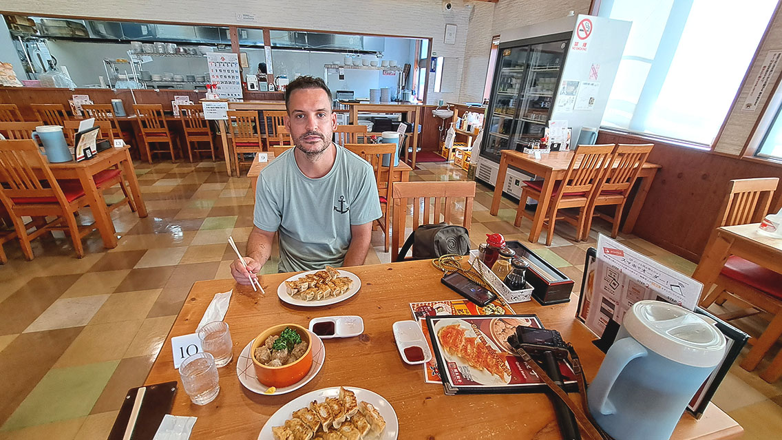 Interior del restaurante degustando las gyozas Utsunomiya