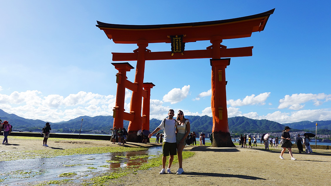Tori flotante de Miyajima en marea baja