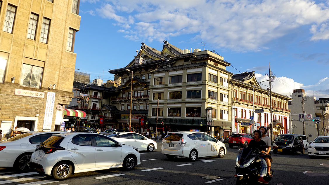 Coches en la ciudad de Kioto