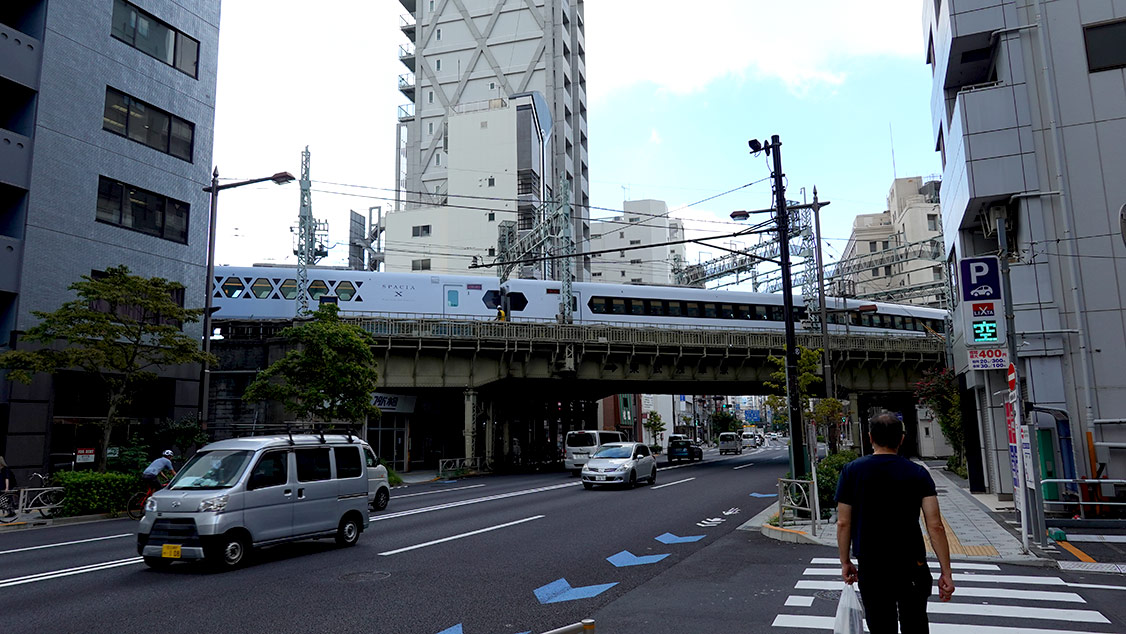 Tren por la ciudad de Tokio