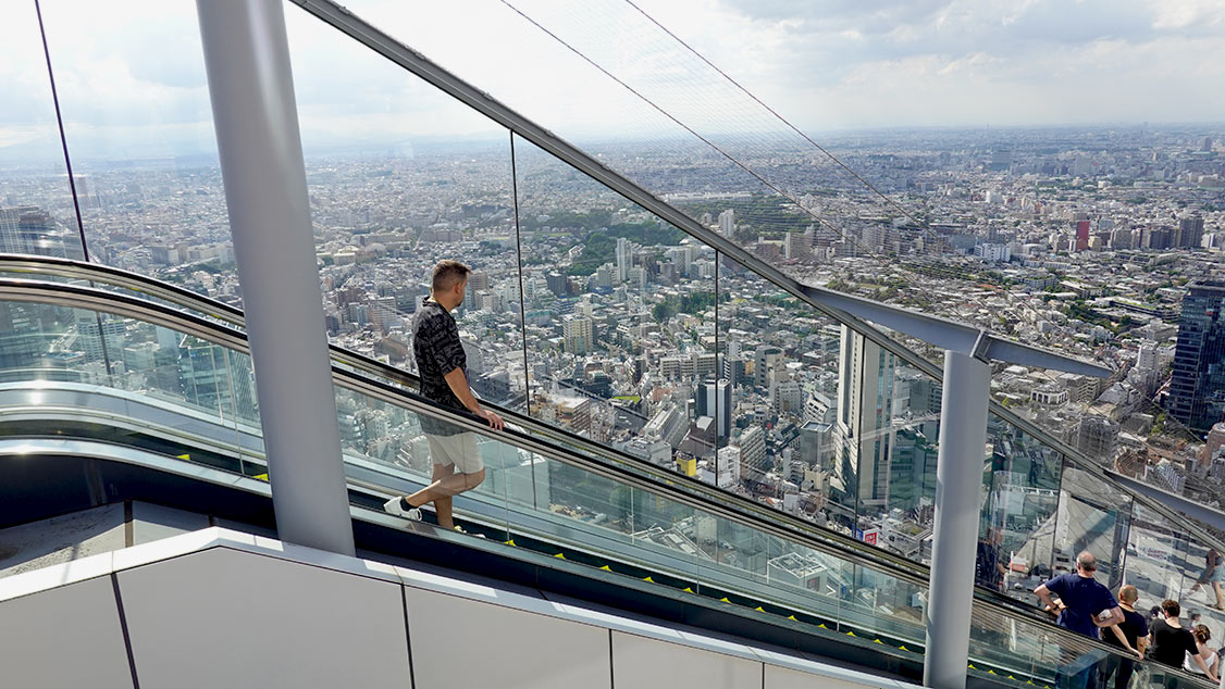 Escaleras en el mirador Shibuya SKY