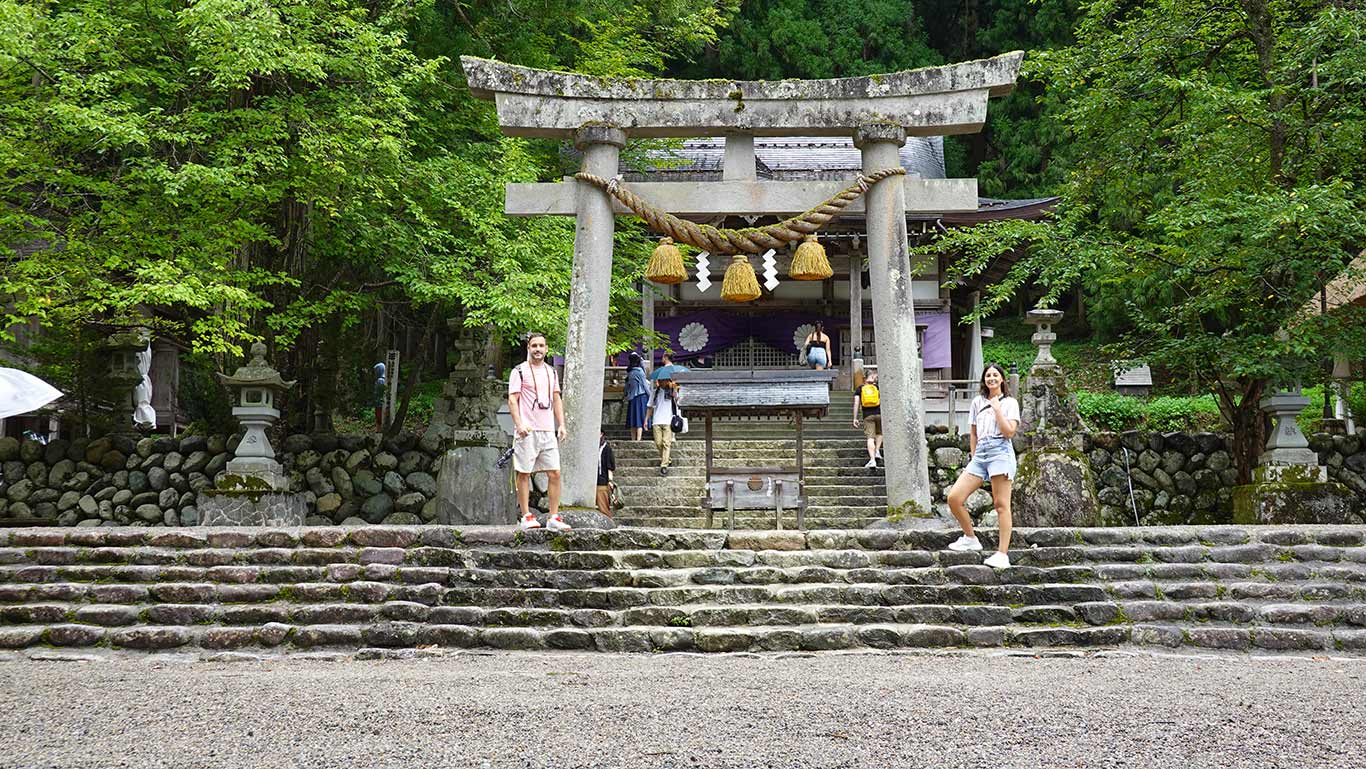 dónde alojarse en shirakawago. Entrada a un templo de Shirakawago