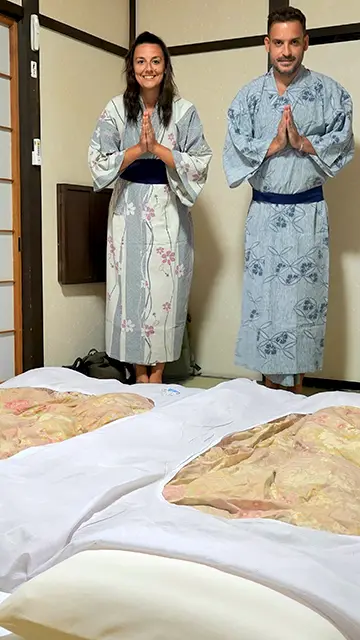 Vestidos con el kimono tradicional de Japón