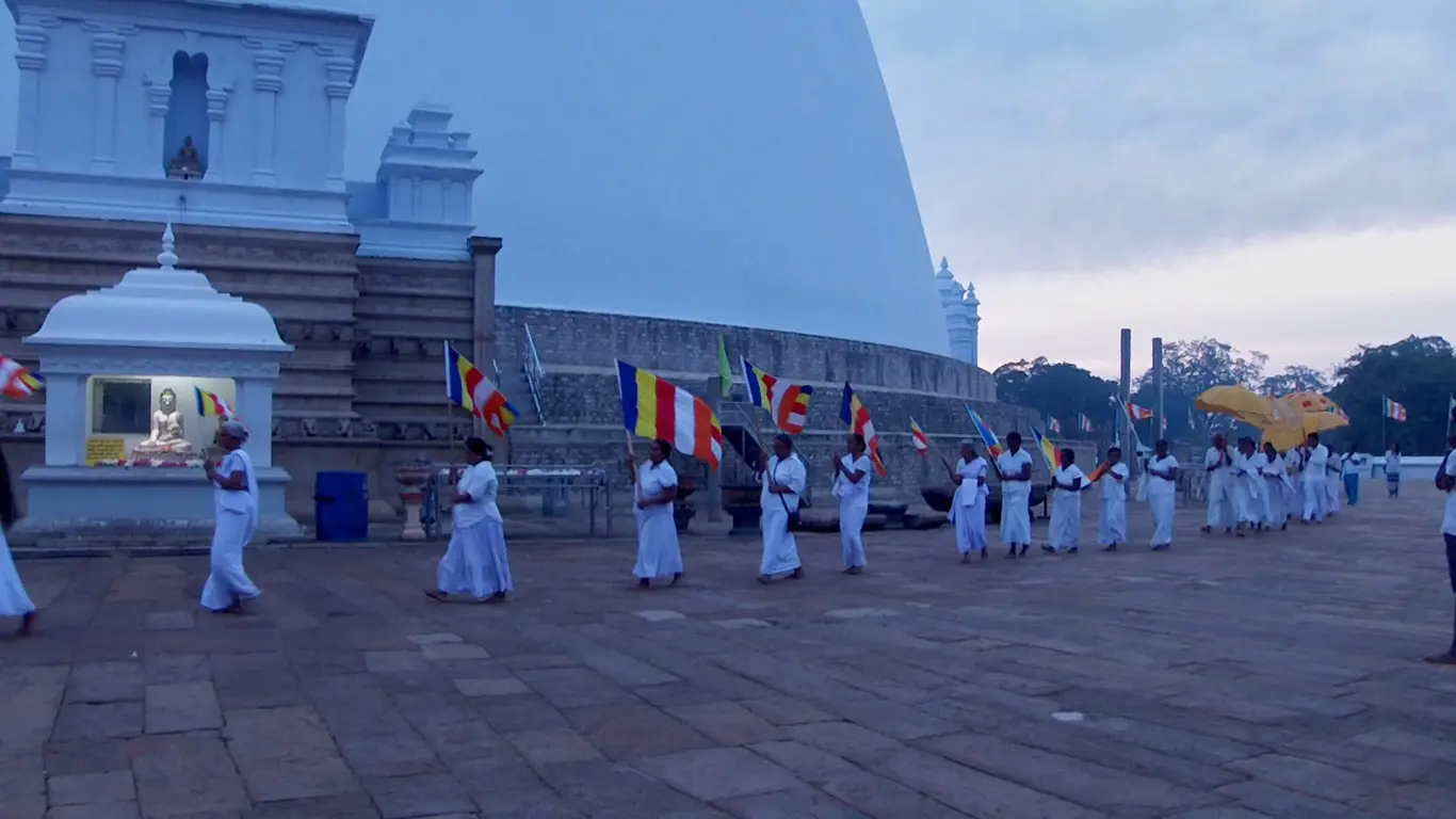 Pagoda de Sri Lanka con ceremonia budista