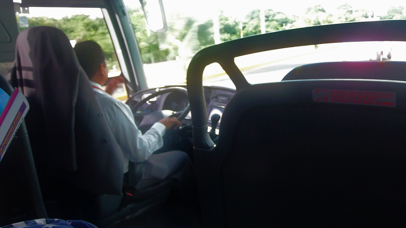 Sentados dentro de un autobús