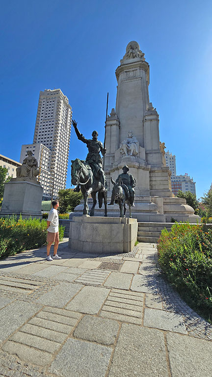 Monumento en Plaza de España a Cervantes