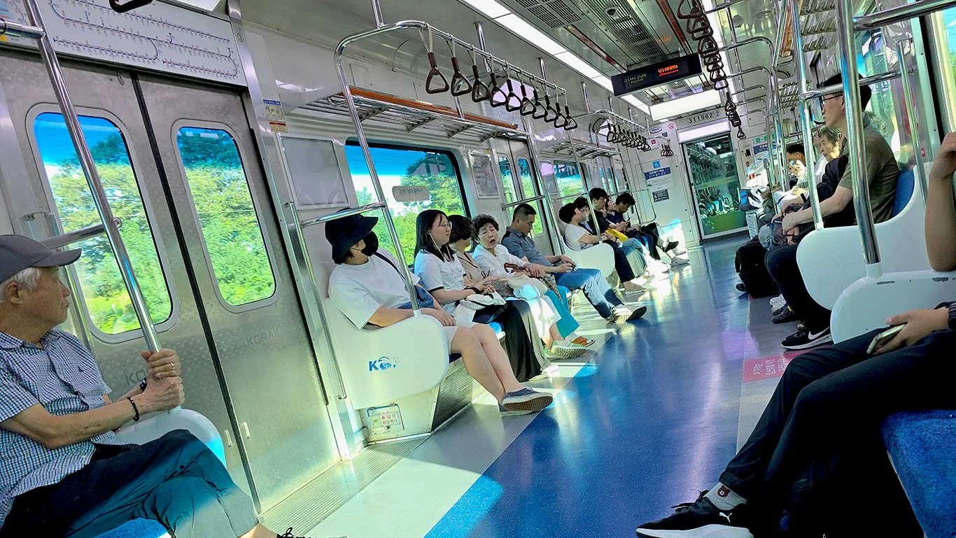 El interior del metro de Seúl a Suwon