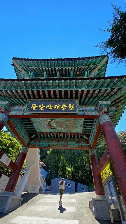 Caminando por Suwon pasando por una típica puerta de Corea del Sur