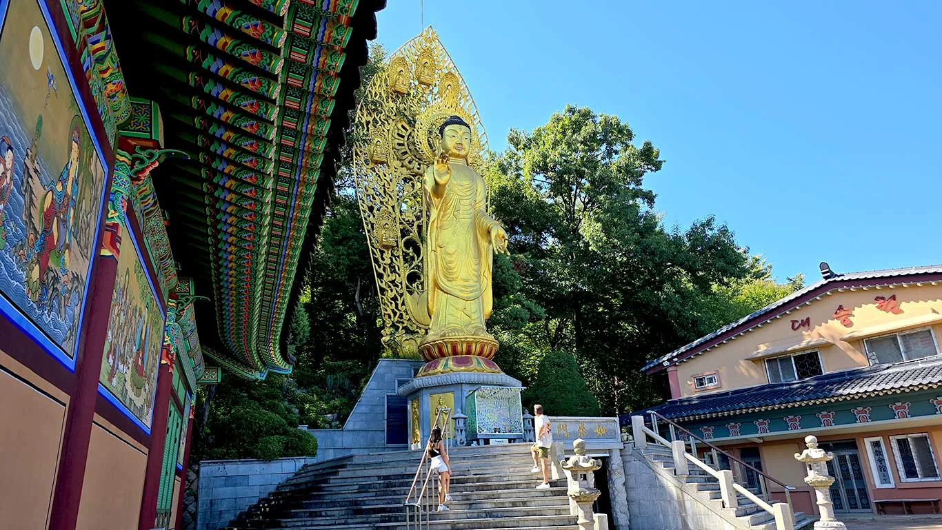 El buda del Templo Daeseungwon