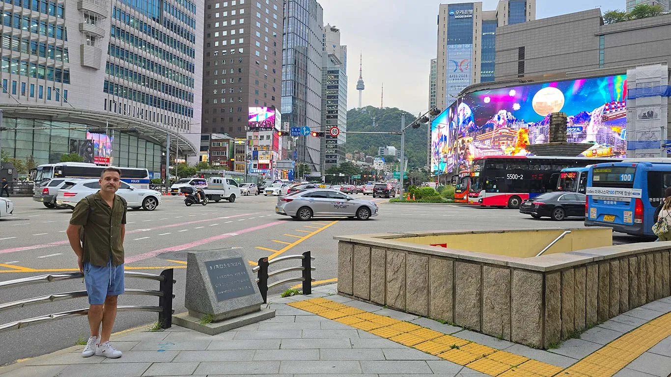 Calle con vistas a la Torre de Seúl