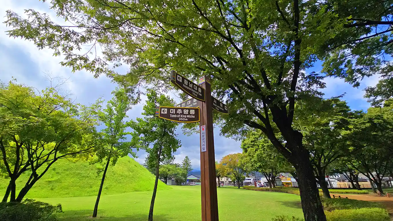 hay señales por el recinto que te indican el camino