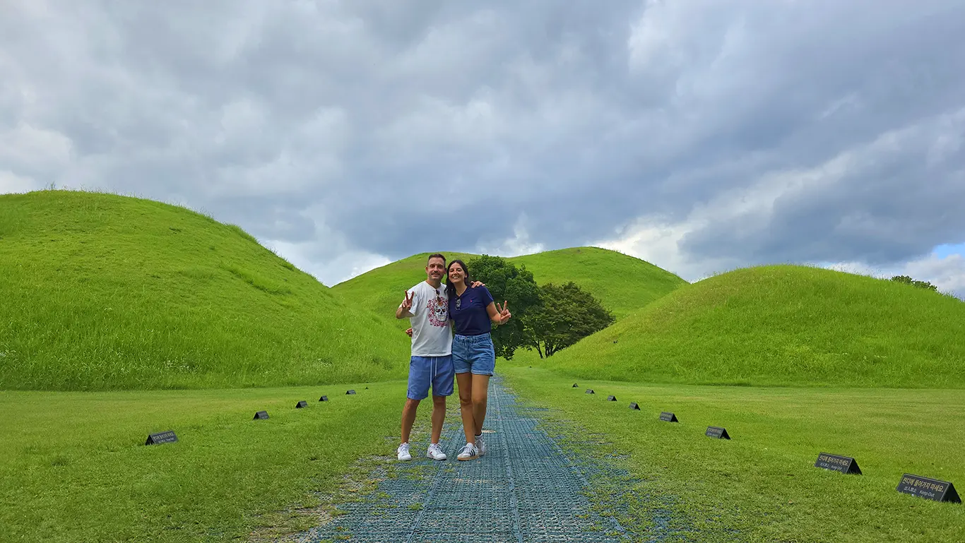 lugar en el recinto para hacerte fotos con las tumbas