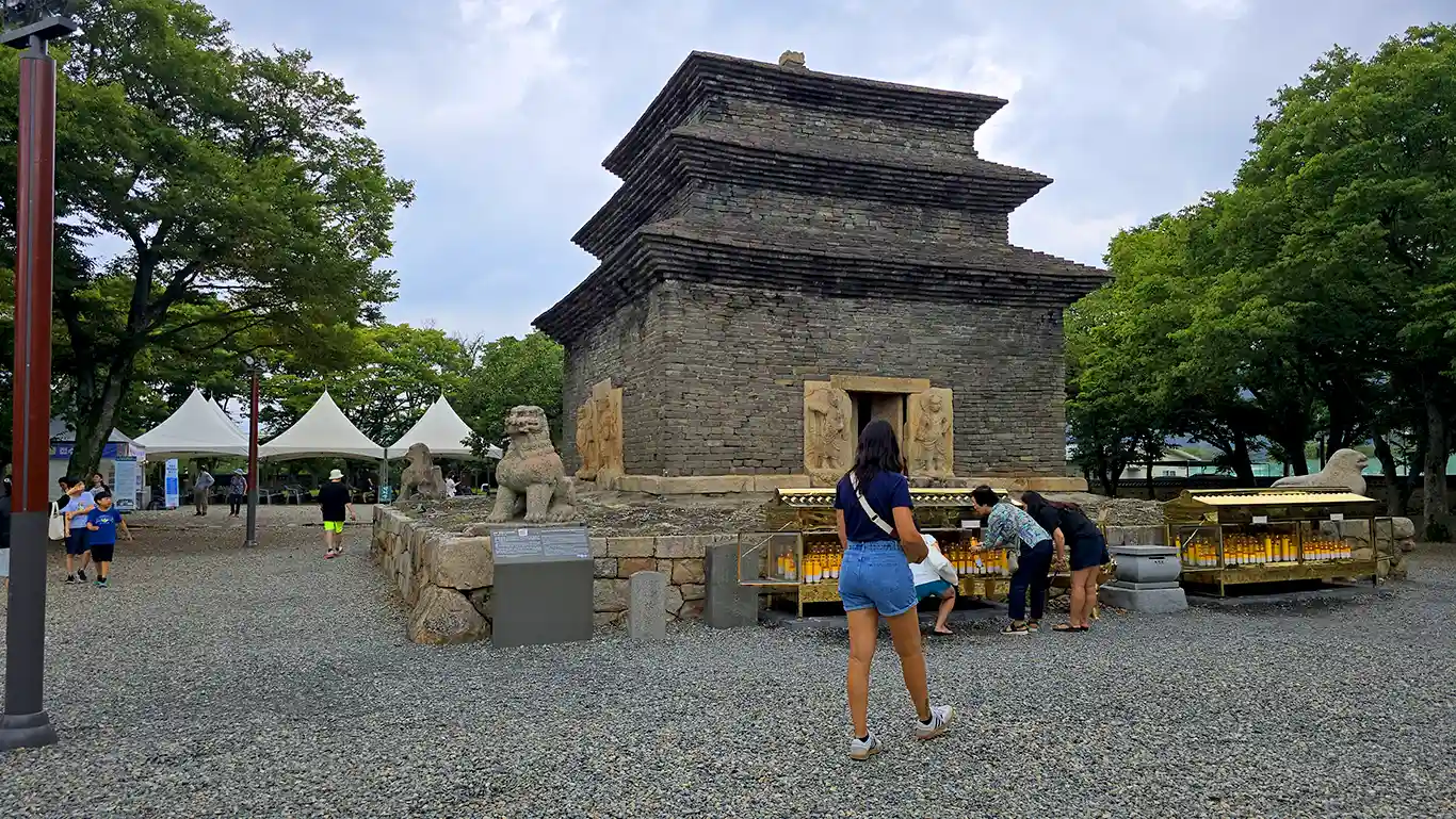 Interior del recinto del templo