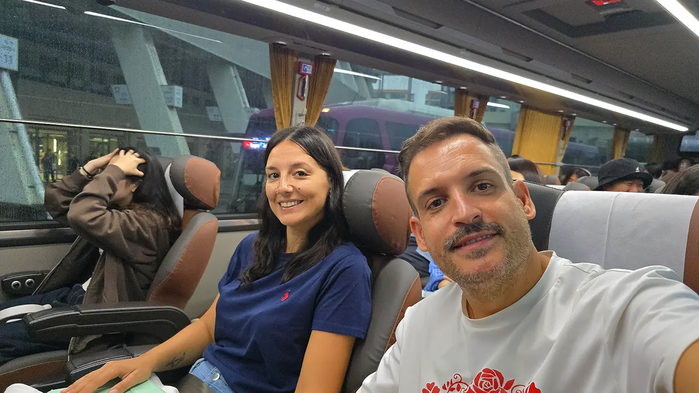 Interior del autobús exprés