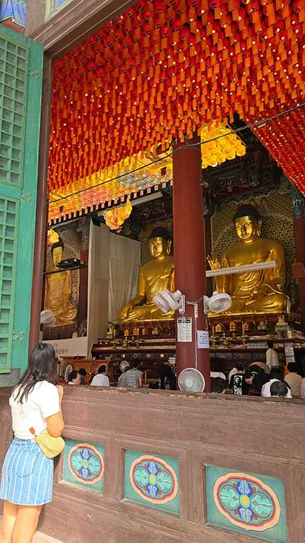 Interior templo budista