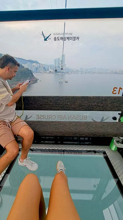 Interior del teleférico con suelo de cristal
