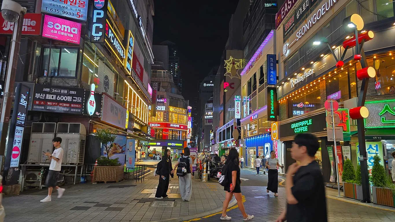 Calle de noche en el barrio Seomsang
