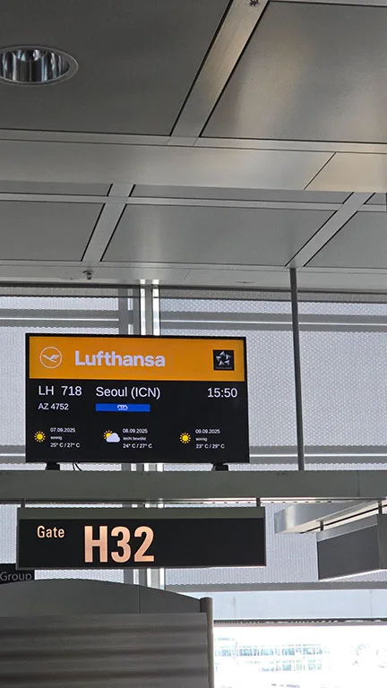 Cartel informativo vuelo Seúl