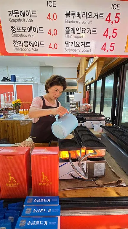 Mujer haciendo moneda de queso