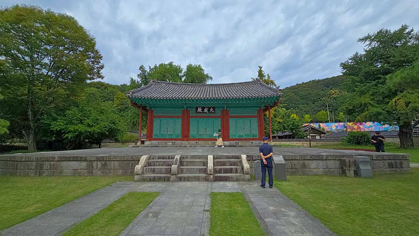 Edificio dentro del recinto de la escuela