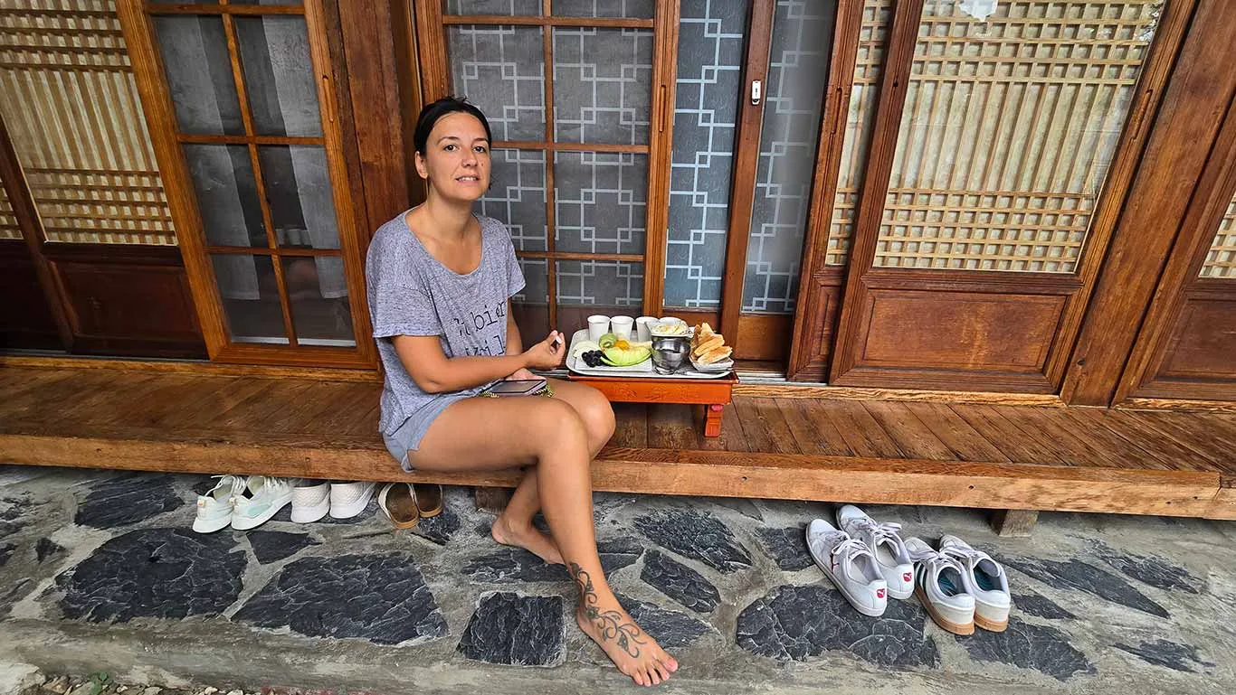 Desayuno en la puerta de nuestra casa Hanok