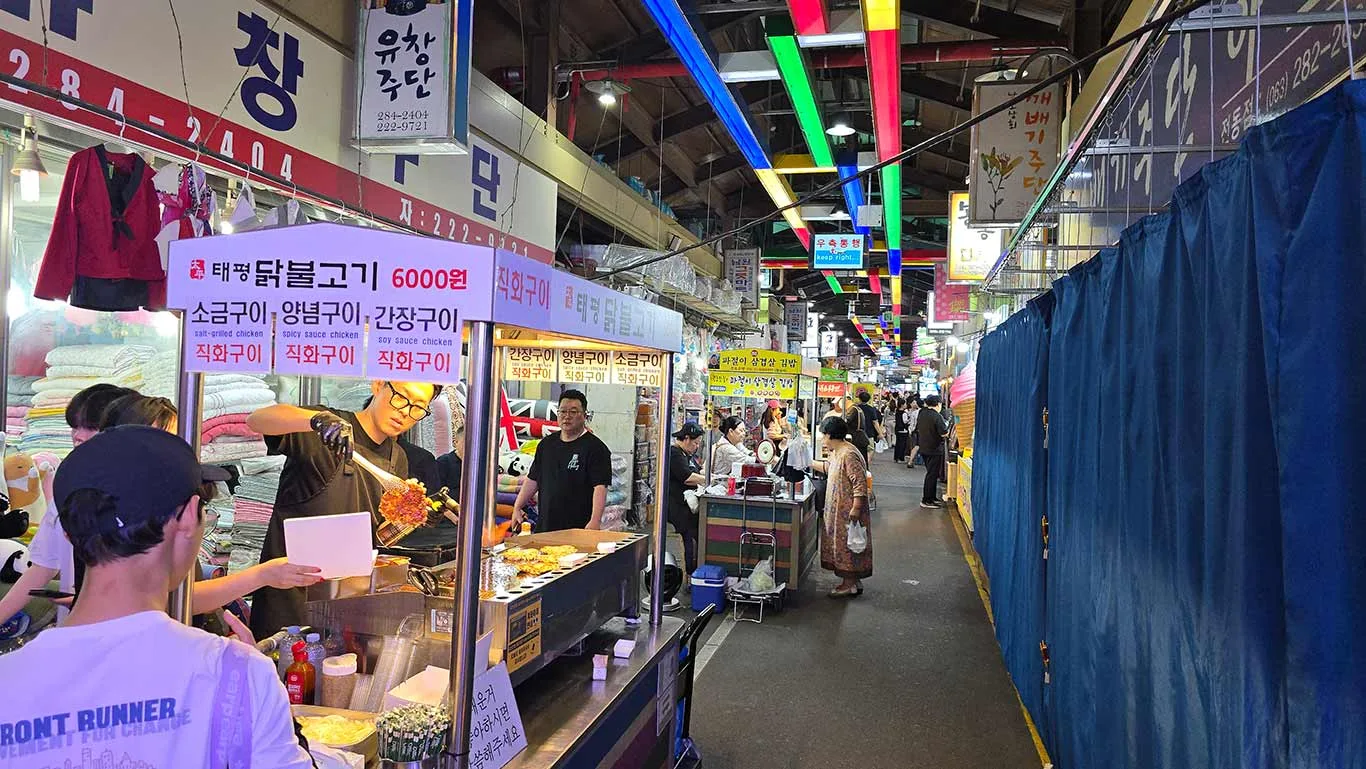 Ambiente del mercado por la tarde