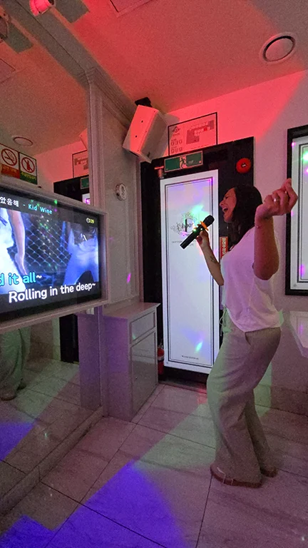 cantando en un karaoke