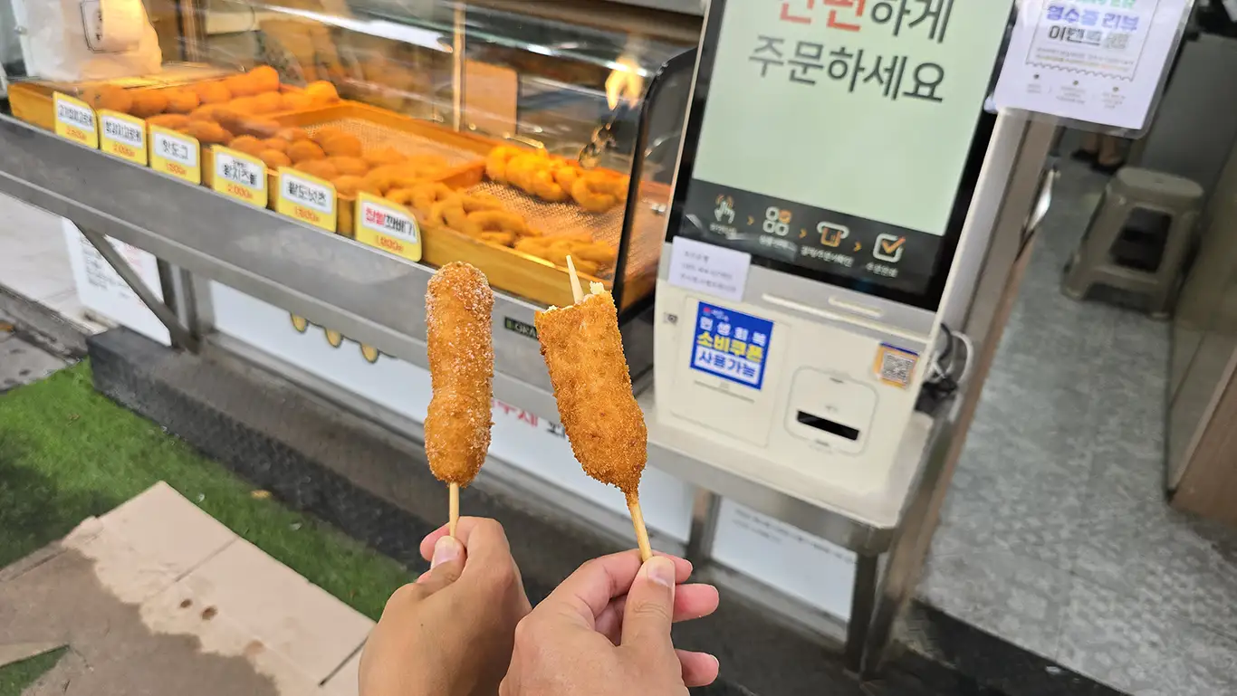 Puedes comprar comida en los diferentes streetfood que hay