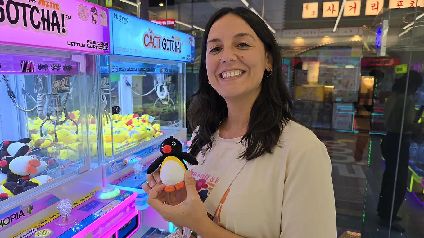 Cogiendo un peluche de una máquina