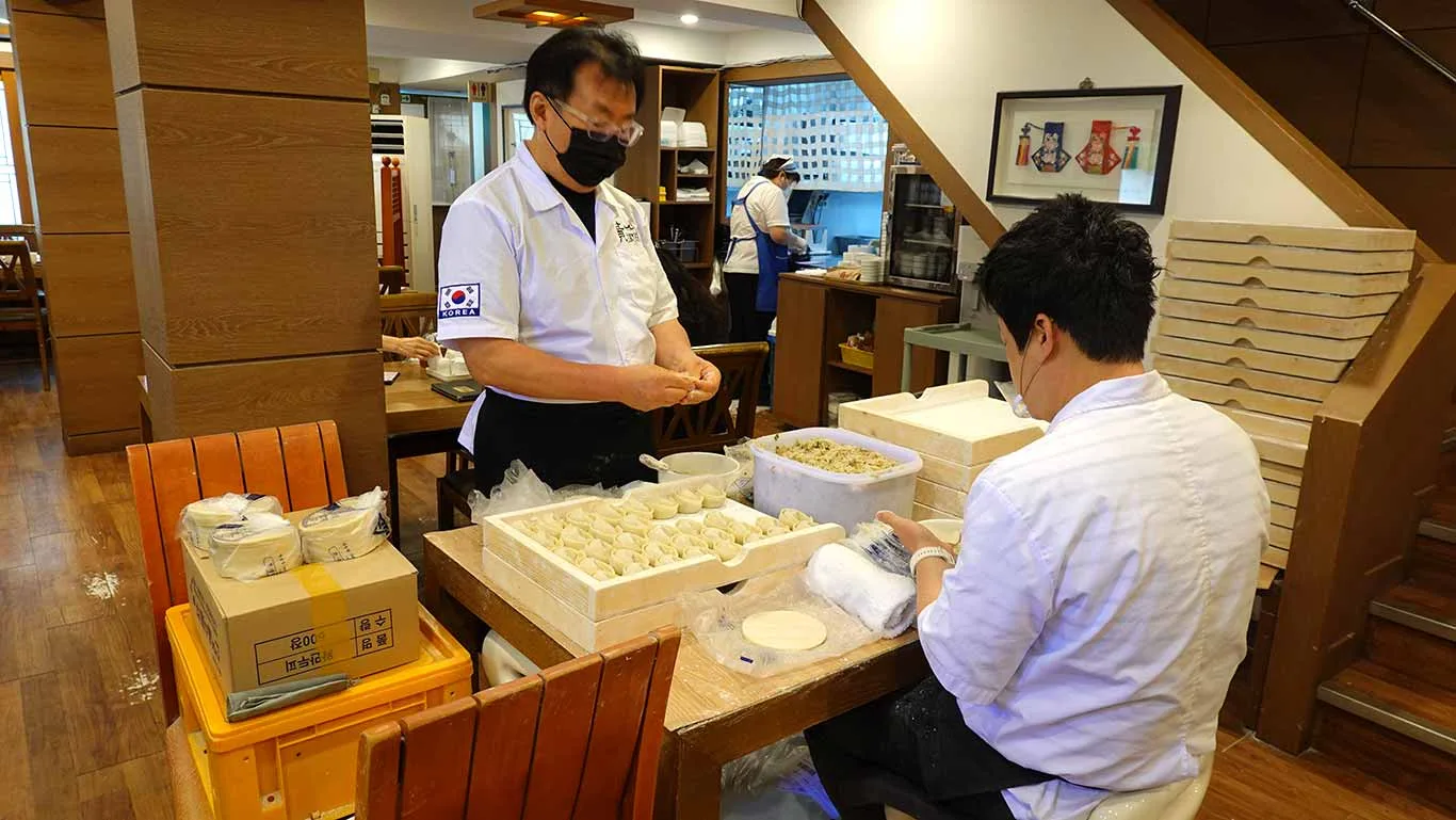 Haciendo los dumplings a mano