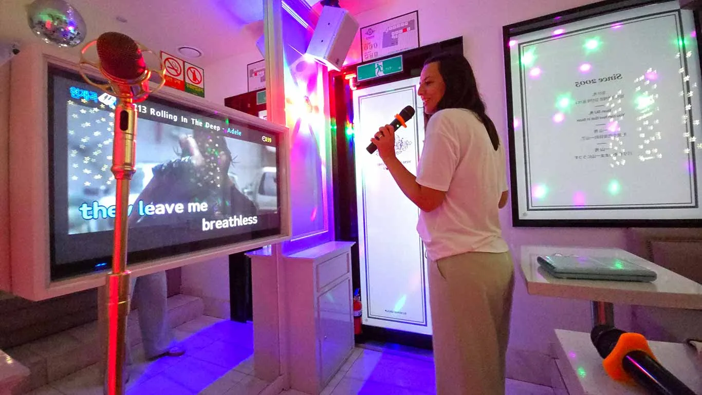Interior de una sala de Karaoke
