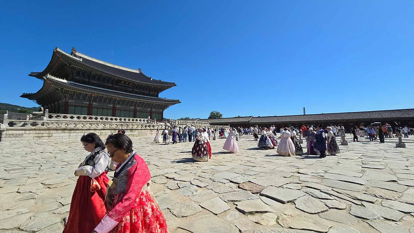 Personas con el traje Hanbok