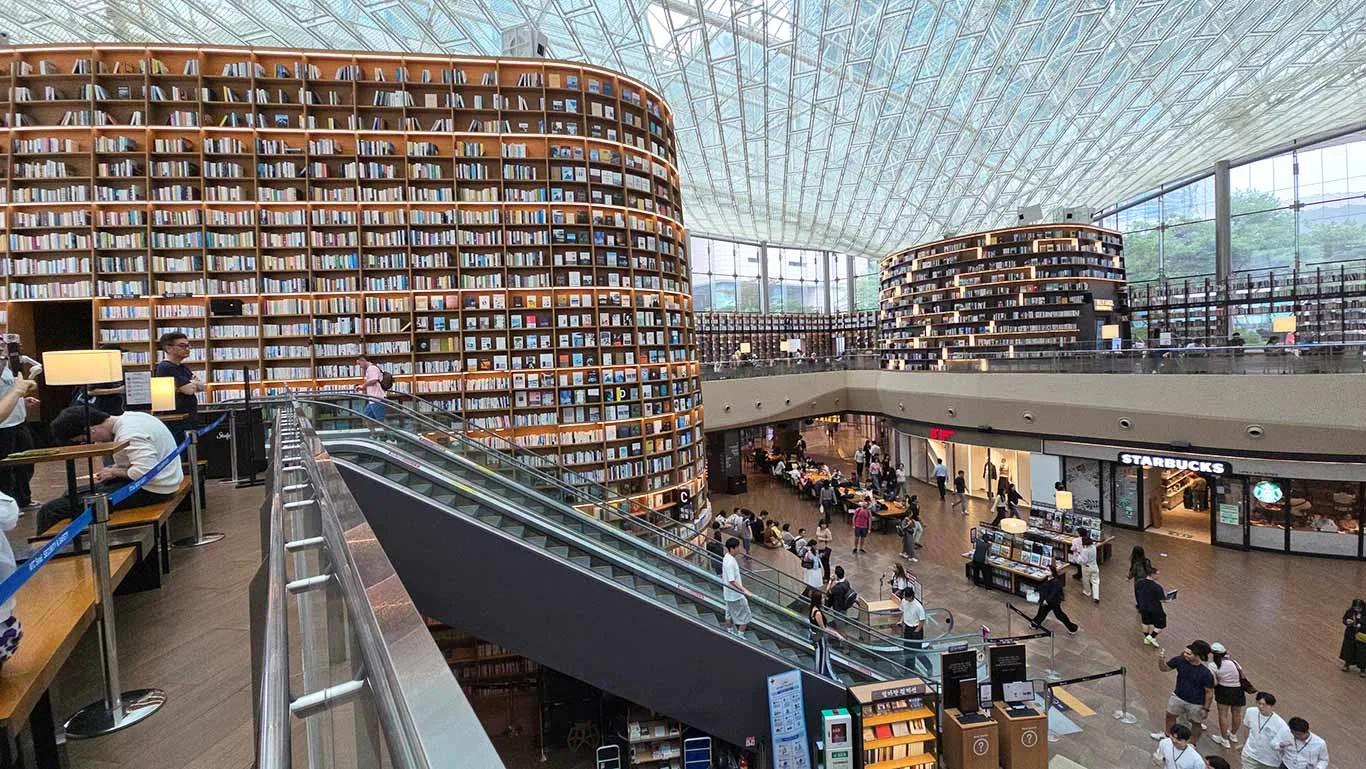 Interior librería Starfield de Seúl