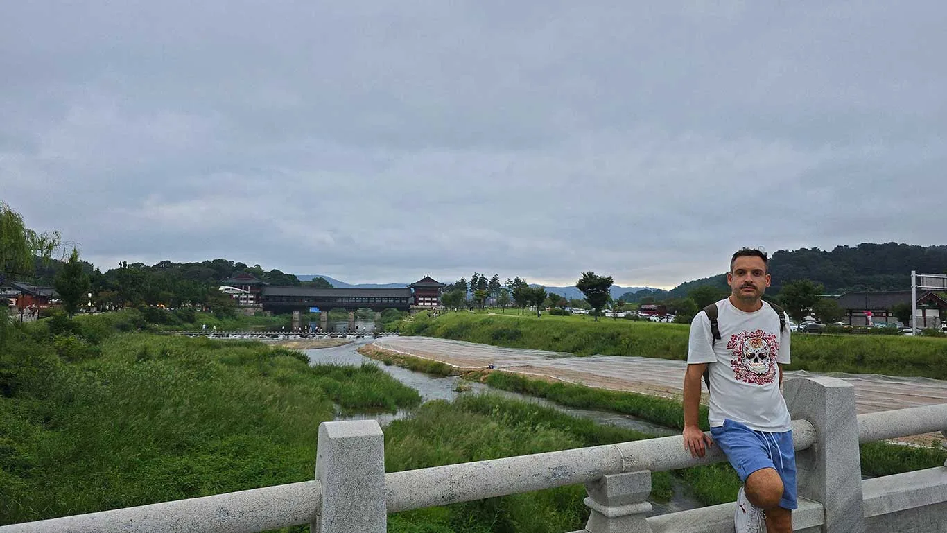Visita los alrededores del puente