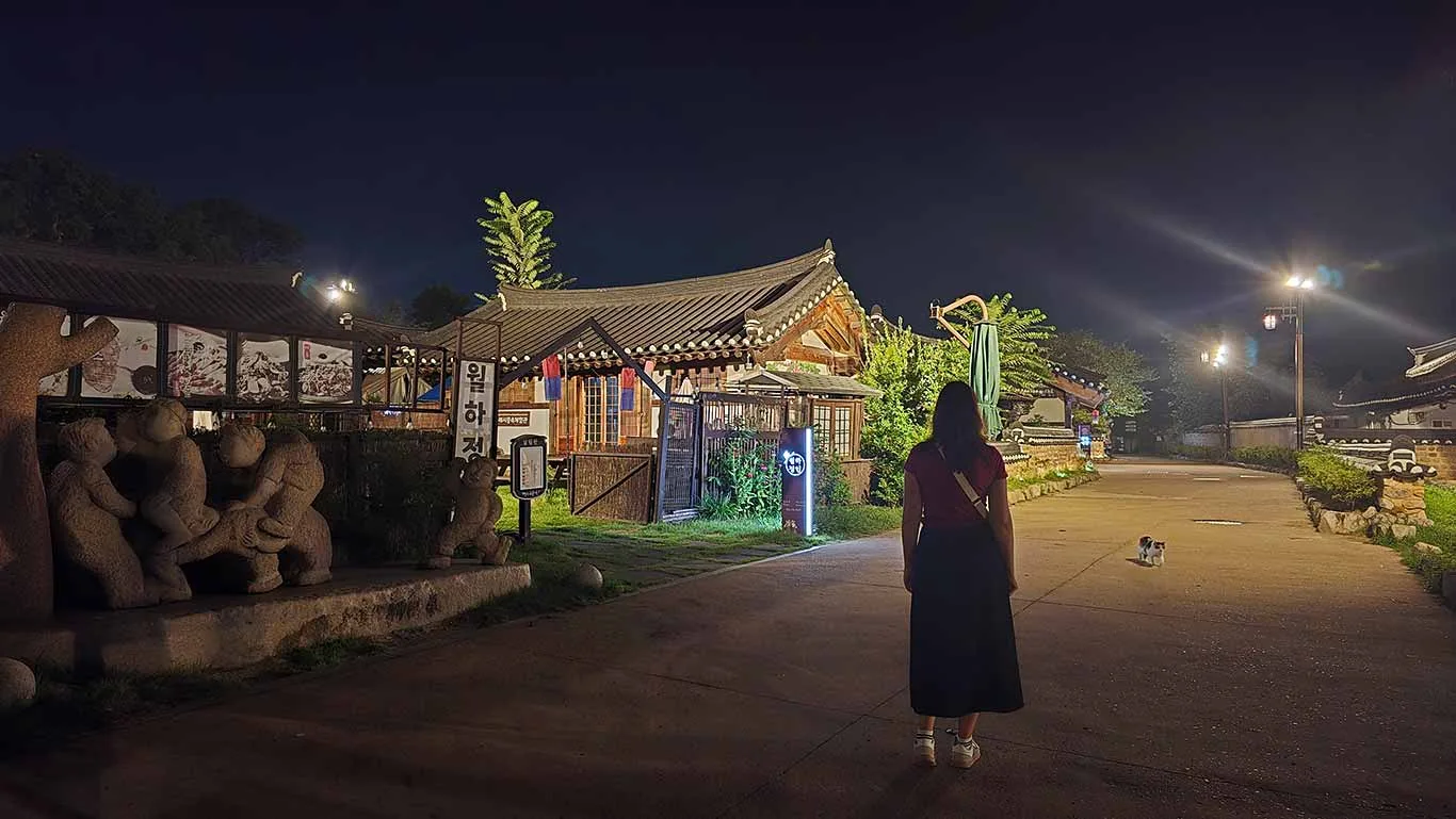 Aldea de noche iluminada