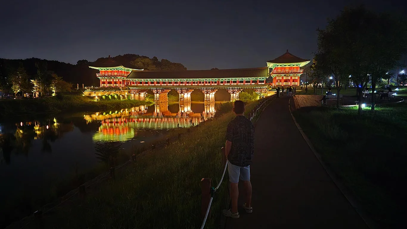 Paseo alrededor del puente iluminado