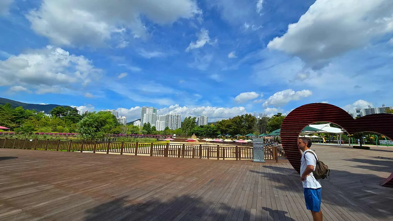 Playa artificial dentro del parque