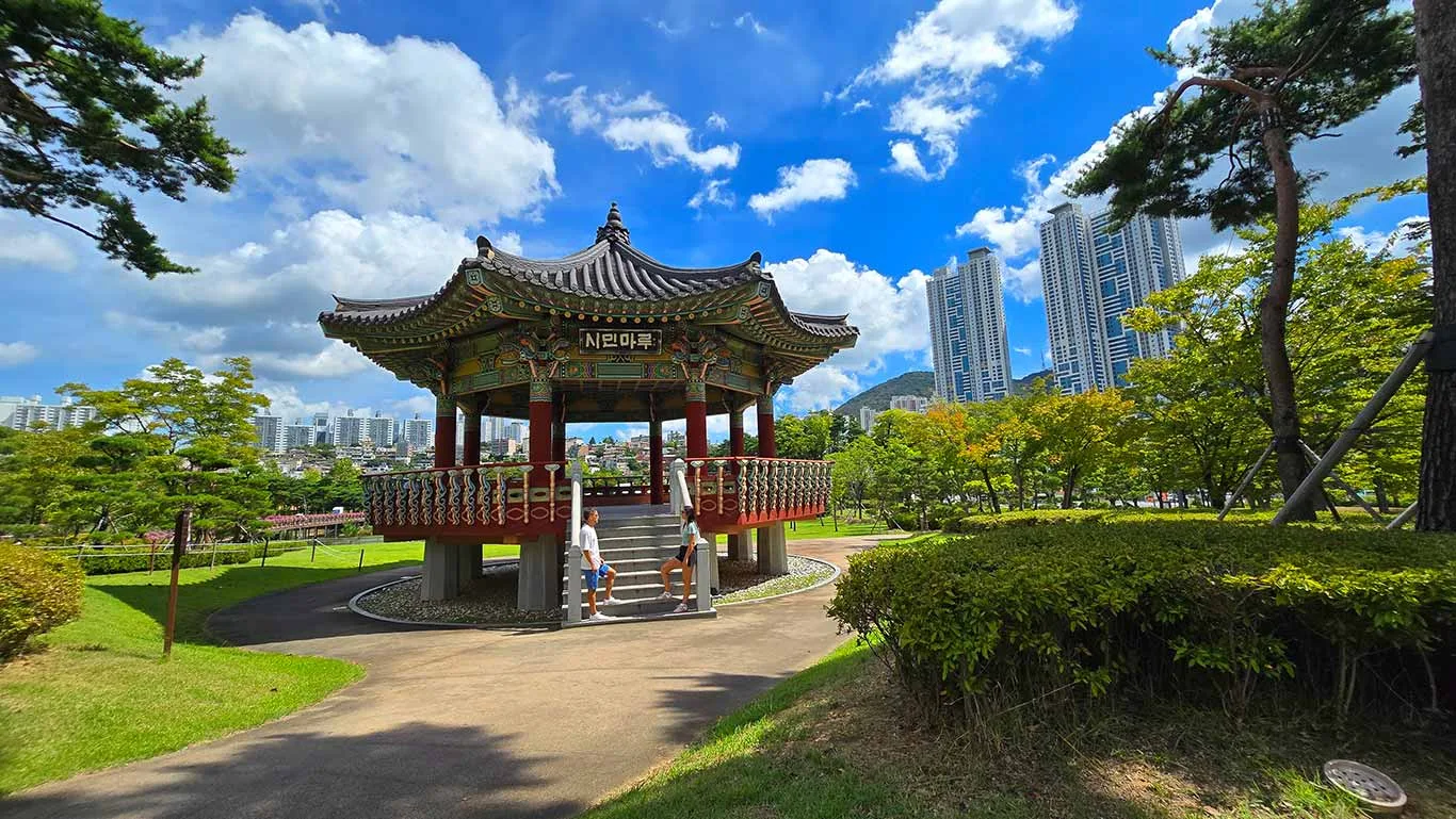 Templo dentro del parque