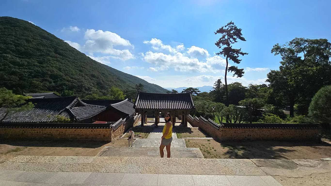 Pueblo tradicional con casas Hanok dentro del templo
