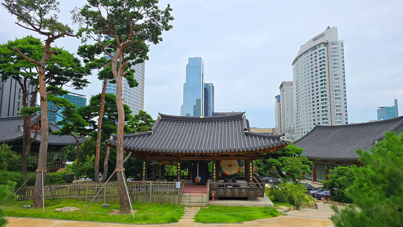 Templo en medio de la ciudad