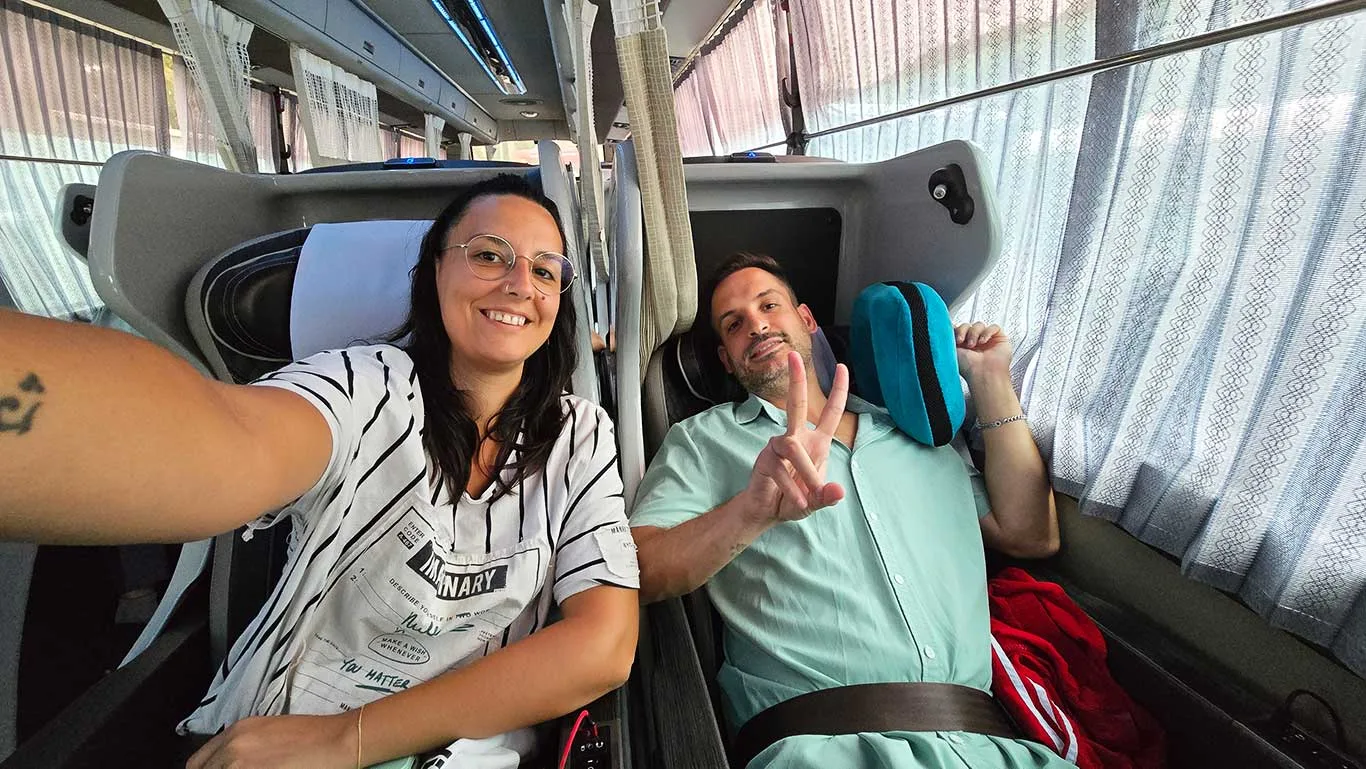 Asientos de clase premium en autobús exprés