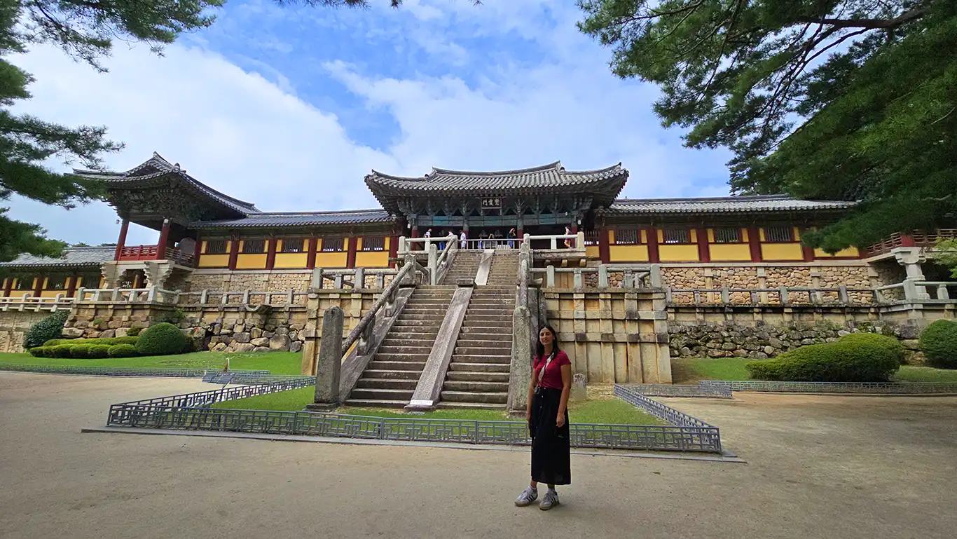 escaleras de acceso al templo