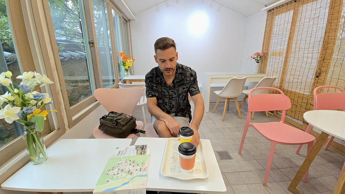 Tomando un café en uno de los bares de la aldea