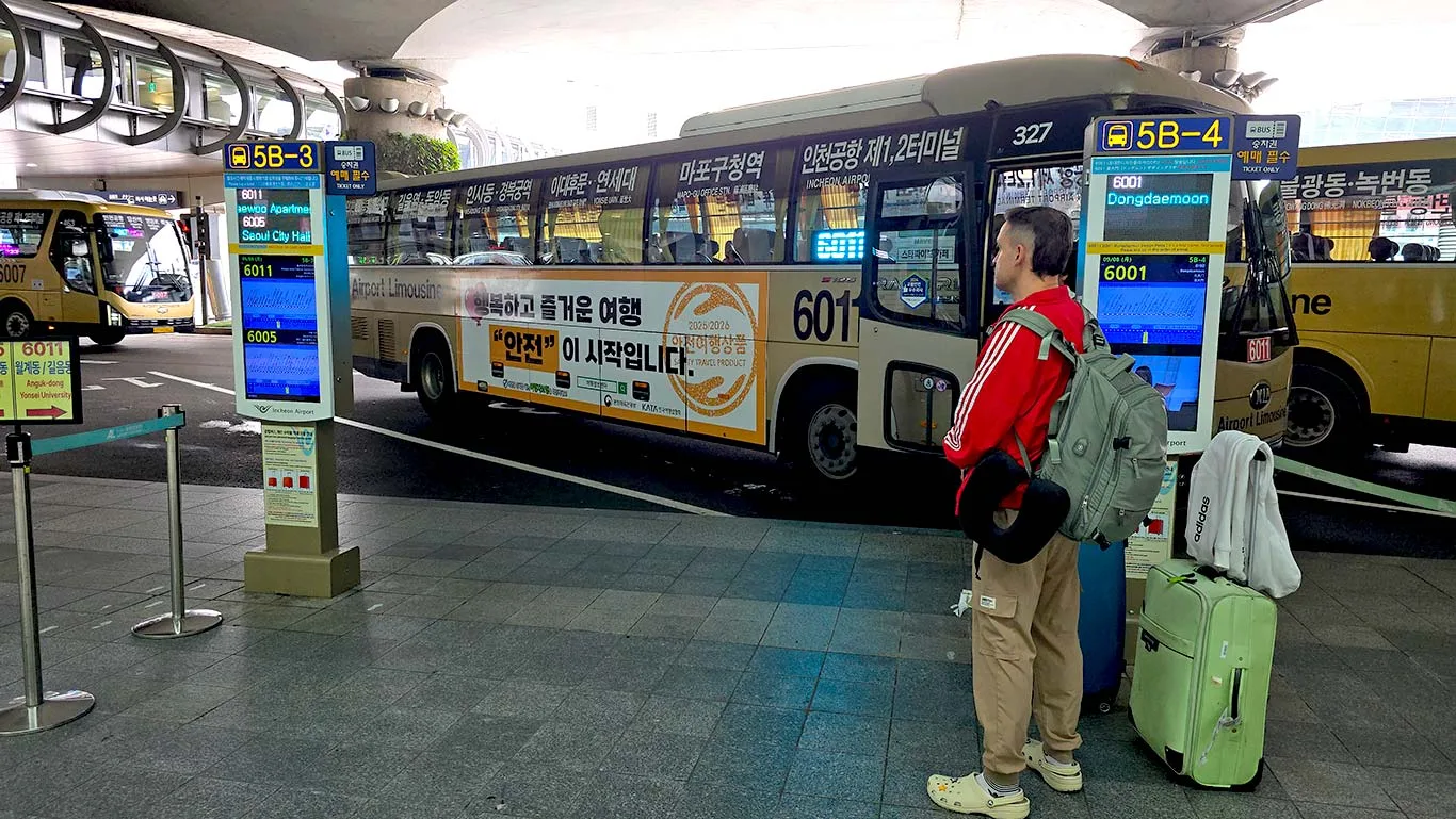 Esperando al autobús para ir al hotel en Seúl