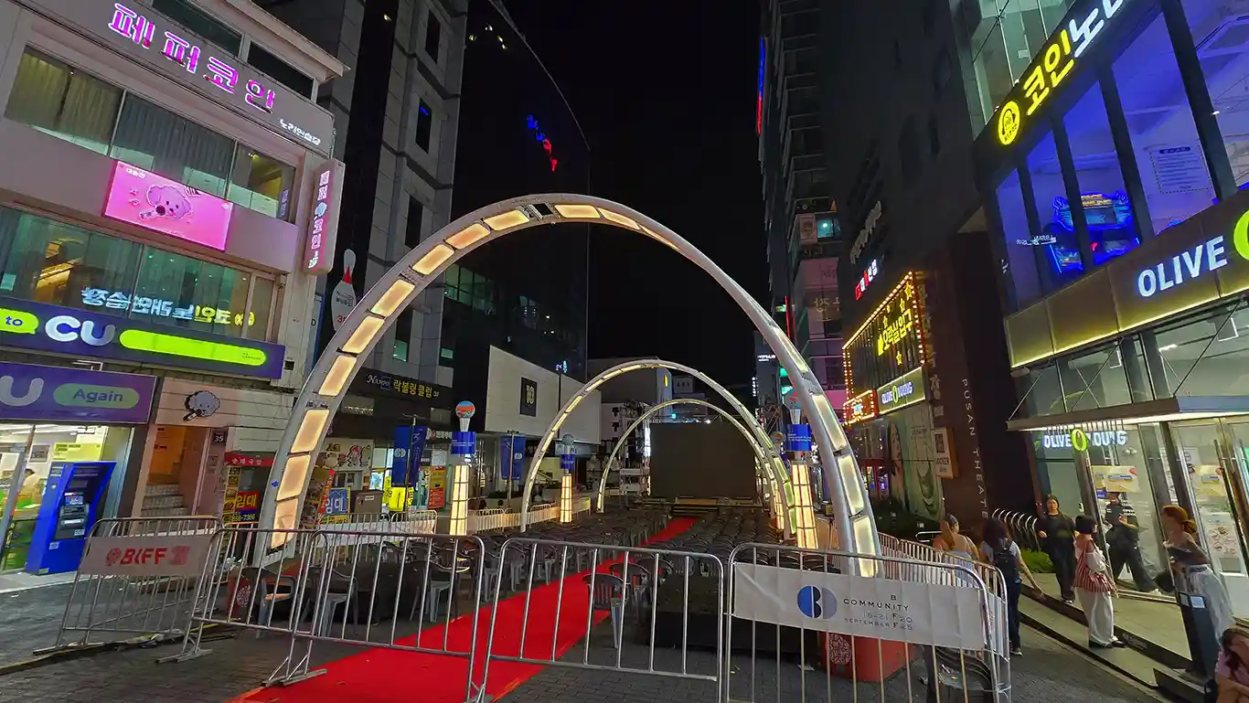 BIFF Square por la noche