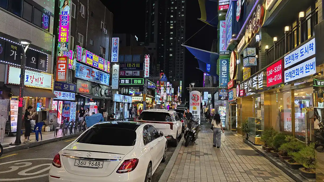 calles de noche en Nampo
